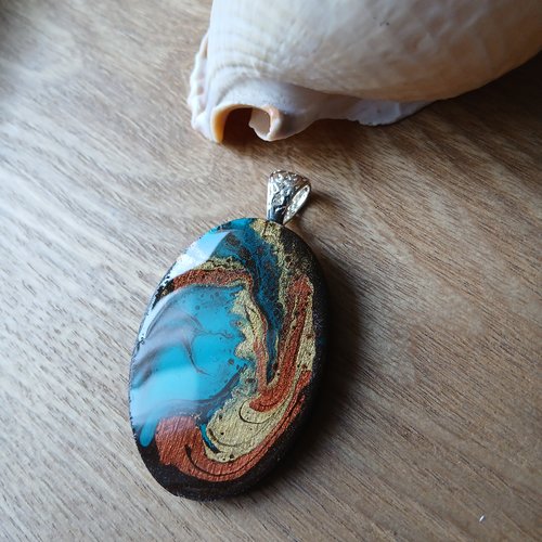 Pendentif oval marron multicolores en bois résine