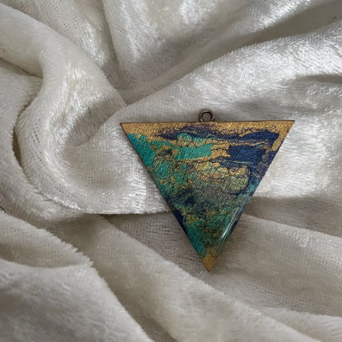 Pendentif triangle multicolore en bois résiner fait main