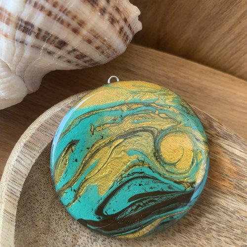 Pendentif fait main en bois résiné