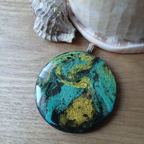 Pendentif unique fait main en bois résine 50 mm