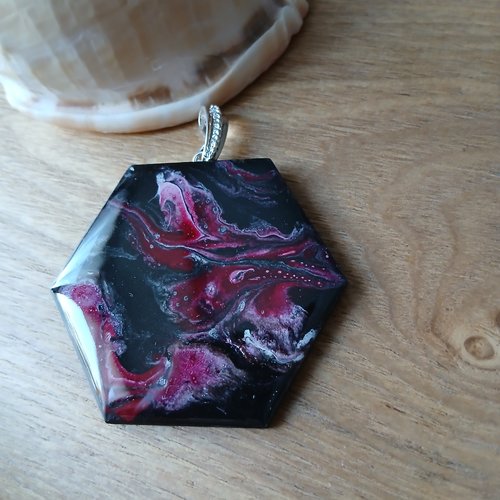 Pendentif noir prune ultra gloss en bois resiner fait main