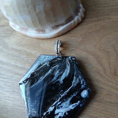 Pendentif noir nacré en bois resiner fait main