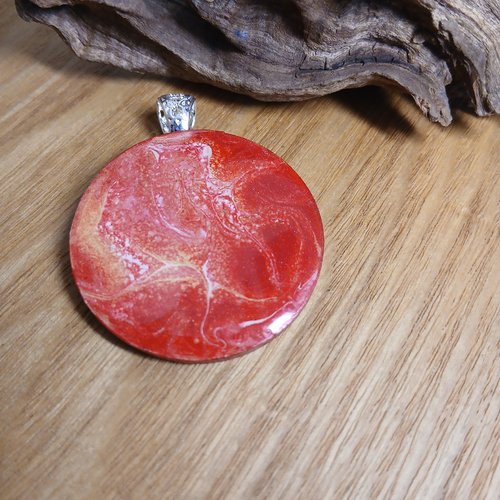 Pendentif fait main en bois resiner 40 mm