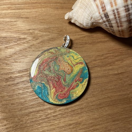 Gros pendentif fait main en bois résiner