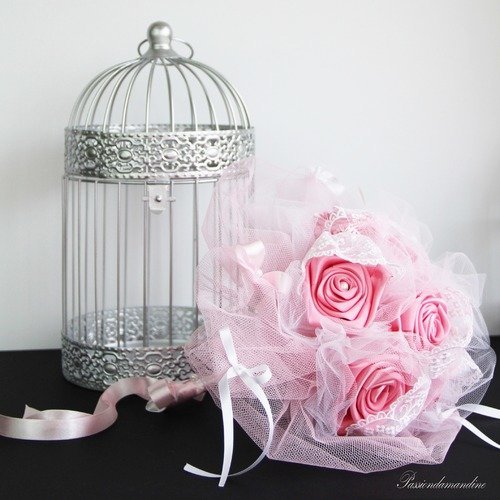 Bouquet de mariage composé de fleurs en satin rose avec dentelle blanche et tulle