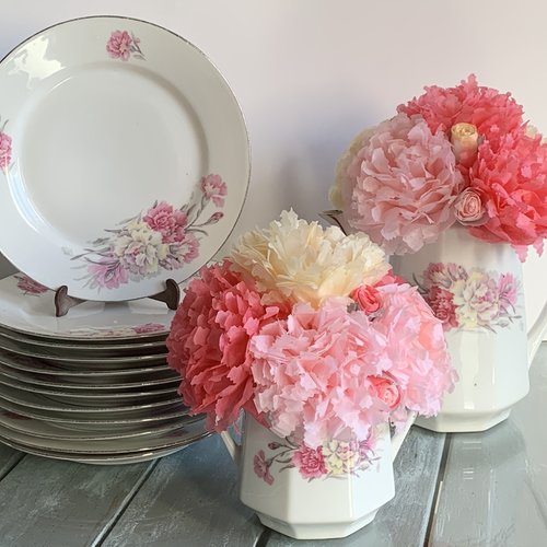 Remise en main propre vaisselle ancienne décorée de fleurs en papier de soie cafetière sucrier et 12 assiettes de présentation mariage