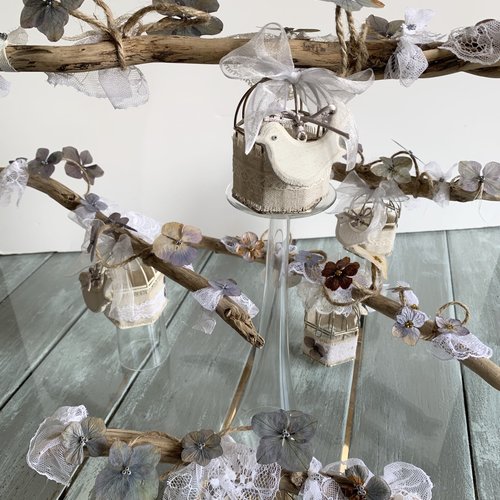 Remise en main propre chemin de table bois flotté décoré de fleurs séchées dentelle oiseaux en bois sur cage