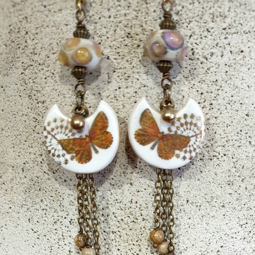 Boucles d'oreilles 'papillon' avec breloques en céramique perles en verre filé apprêts bronze. fait main.