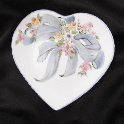 Assiette coeur en porcelaine peinte main : petit bouquet de fleur noué par un gros ruban bleu