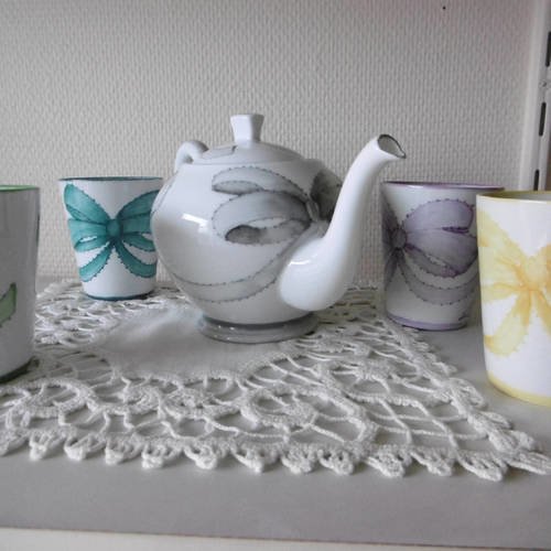 Service à thé (théière et 4 verres) en porcelaine peinte main : collection "noeud et ruban"