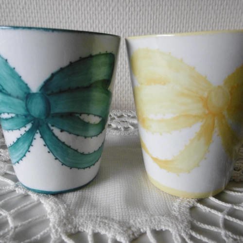 Deux verres à thé en porcelaine peinte main : collection "noeud et ruban"