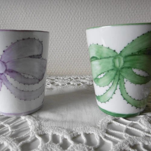 Deux verres à thé en porcelaine peinte main : collection "noeud et ruban"