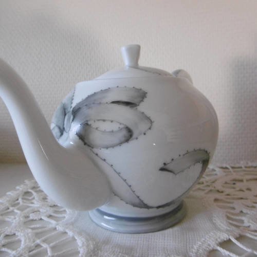 Théière en porcelaine peinte main, collection "noeud et ruban" en gris.