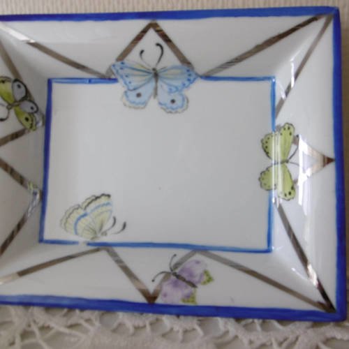 Vide-poche rectangulaire en porcelaine de limoges peinte main. motif de papillons et de croisillons platine. filets bleu