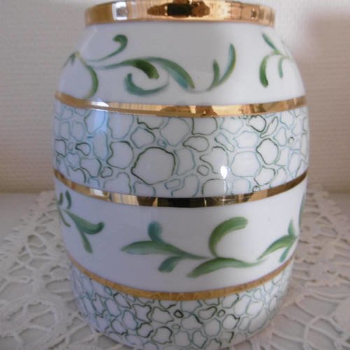 Vase en porcelaine peinte main : arabesques vertes et rocaille, filets or