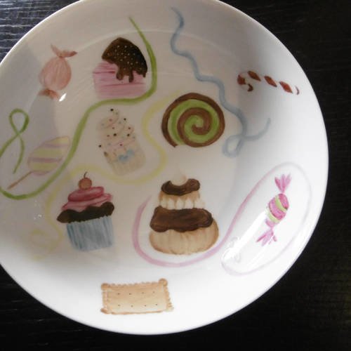 Assiette creuse cadeau de naissance en porcelaine peinte main : gâteaux et bonbons, et serpentins multicolores