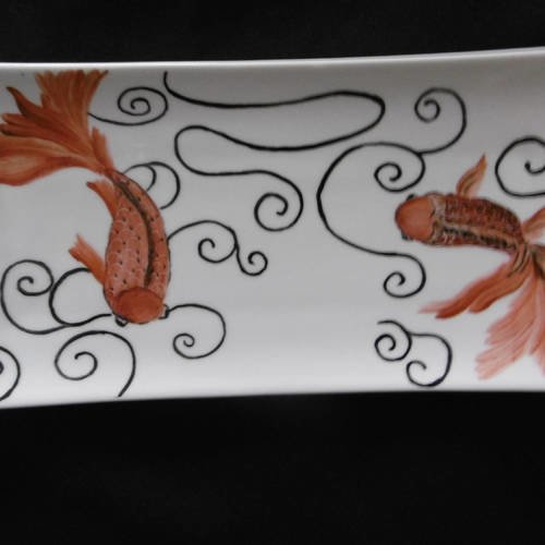 Petit plat à sushis rectangulaire en porcelaine peinte main : deux poissons rouges et volutes noires