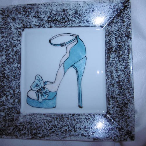 2 assiettes carrées pour l'apéritif en porcelaine, décorées à la main d'une chaussure à talon haut design
