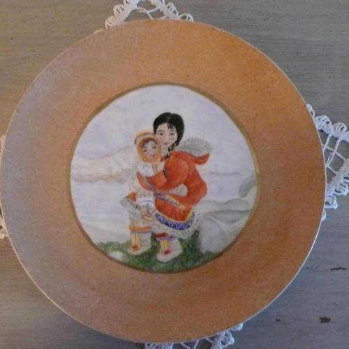 Assiette décorative en porcelaine peinte main : la mère et l'enfant inuits.