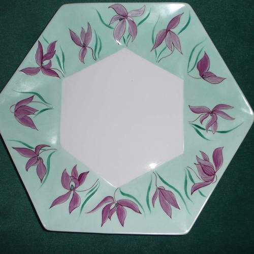 Grande assiette (plat) 6 côtés :aile décorée d'orchidées sur fond vert d'eau