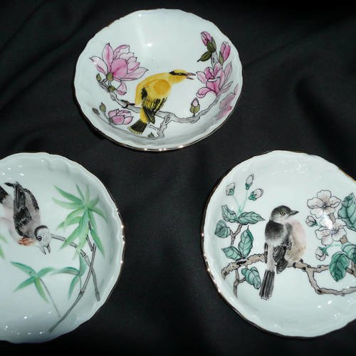 3 coupelles en porcelaine peinte main : motifs d'oiseaux sur leur branche.