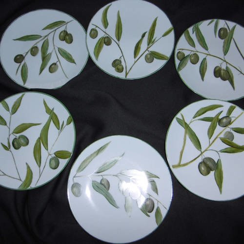 6 assiettes à hors d'oeuvre en porcelaine peinte main. motif de branches d'olivier et olives.