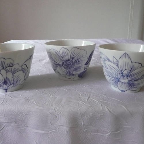 6 bols à soupe orientale en porcelaine fine peinte main : motif de fleurs stylisées bleu ming