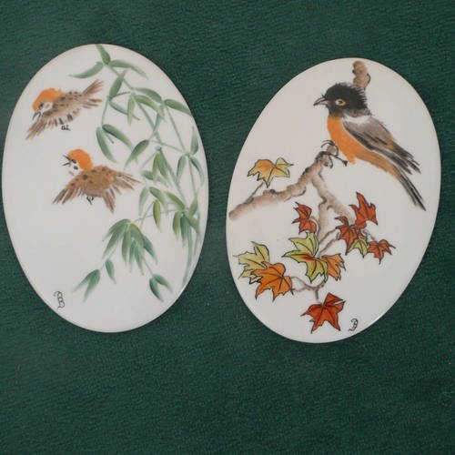 2 plaques décoratives en porcelaine peinte main : oiseaux  et arbres à la chinoise