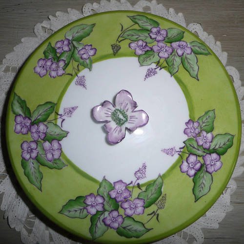 Boîte ronde à chocolats ou bonbons en porcelaine peinte main, fleurs stylisées violettes sur fond vert pomme