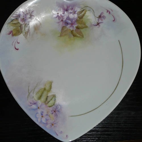Assiette coeur en porcelaine peinte main : motif violettes