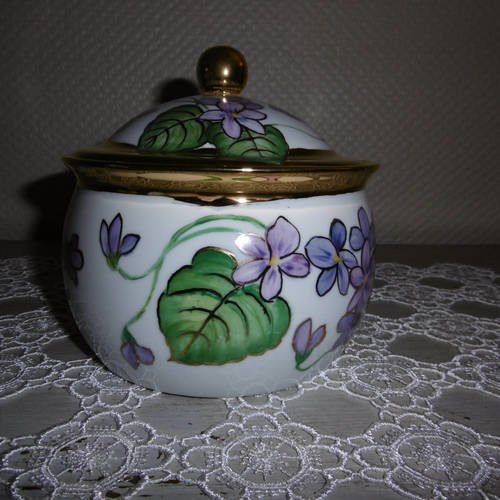 Boîte ronde en porcelaine peinte main : décor de violettes avec feuilles et or brillant