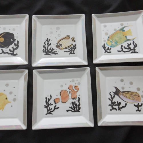 6 assiettes carrées en porcelaine peinte main décorées chacune d'un poisson exotique et de corail noir
