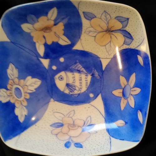 Bol ou coupelle en porcelaine peinte main, au motif à dominante bleu de poisson et de fleurs stylisée, inspiré du japon