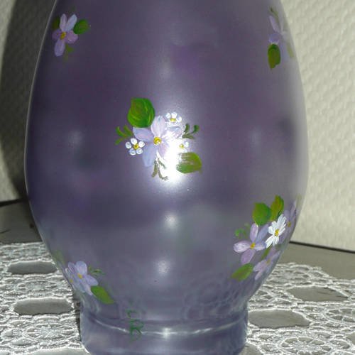 Photophore en verre peint main : fond mauve, violettes et fleurs blanches