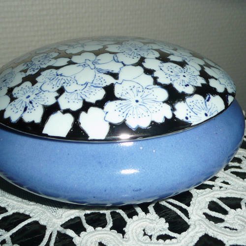 Boîte à bijoux en porcelaine peinte main : jasmin japonais sur fond platine, symphonie argent et bleue