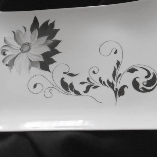 Plat rectangulaire en porcelaine peinte main. décor moderne d'une fleur grise et son ombre noire avec arabesques