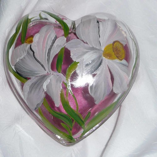 Boîte à bijoux en verre peint main, forme coeur, motif de deux narcisses blancs sur fond rose