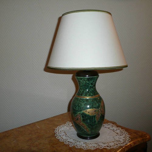 Lampe en porcelaine peinte main toute équipée : motif chinois de grands papillons en or mat décorés de motifs verts et noir,