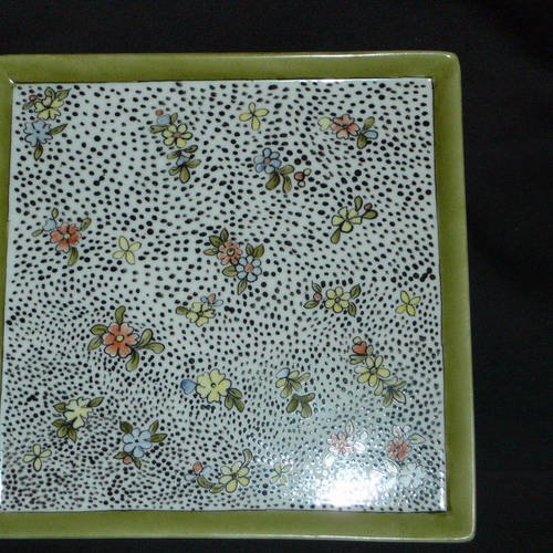 Petit plateau à sushis en porcelaine peinte main, décoré de petits bouquets de fleurs sur un fond de pointillés noirs
