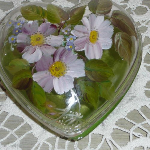 Boîte en verre peint à la main, forme coeur, motif églantines rose pâle sur fond vert