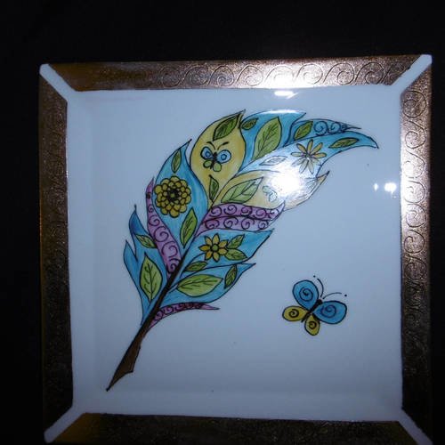 Assiette carrée en porcelaine fine hermès peinte à la main. décor d'une plume multicolore et d'un papillon.