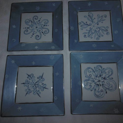 Variation sur les flocons de neige : 4 petites assiettes carrées  en porcelaine peinte main avec motifs de flocons de neige bleu glacier.