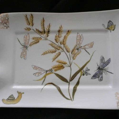 Plat rectangulaire en porcelaine peinte main décoré de 4 libellules sur une herbe des champs, d'un papillon et d'un escargot