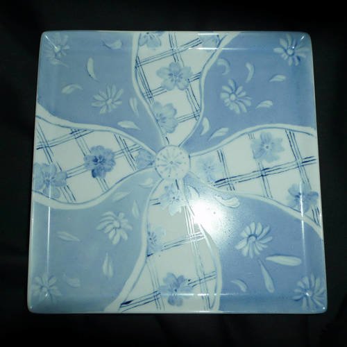 Petit plateau à sushis en porcelaine peinte main. décor de deux motifs pour kimono en bleu