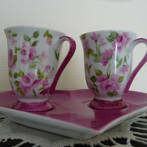 Duo amoureux de tasses à café en porcelaine peinte main : sous-tasse coeur fuchsia, tasses avec petites roses roses