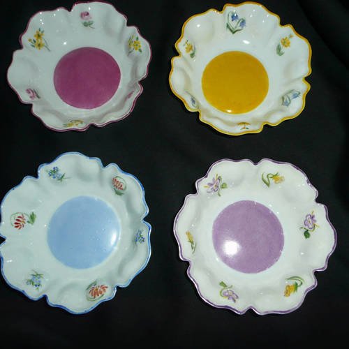Lot de 4 coupelles à fruits en porcelaine peinte main : motif de petites fleurs traditionnelles et fond coloré uni