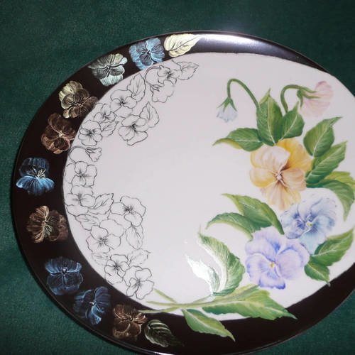 Assiette ovale en porcelaine peinte main : motif de pensées pastel. tour noir, et fleurs irisées sur le noir