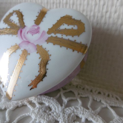 Petite boîte coeur en porcelaine peinte main : petite rose et ruban doré