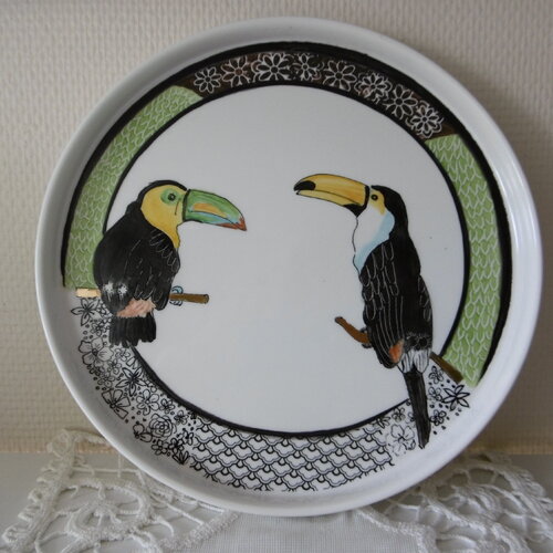 Plat à tarte en porcelaine peinte main décoré de deux toucans et d'une frise