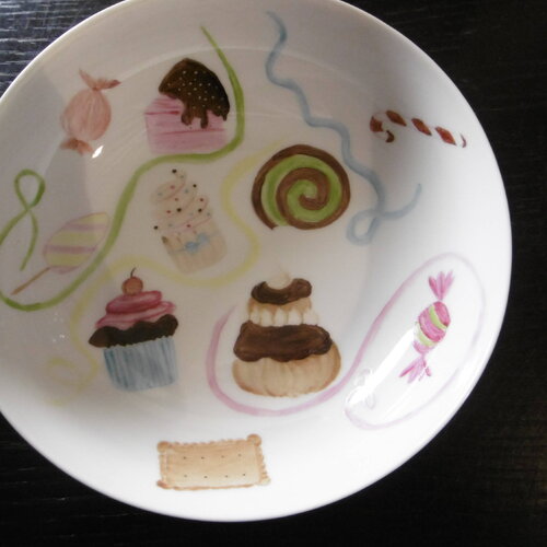 Assiettes creuse cadeau de naissance en porcelaine peinte main : gâteaux et bonbons, et serpentins multicolores
